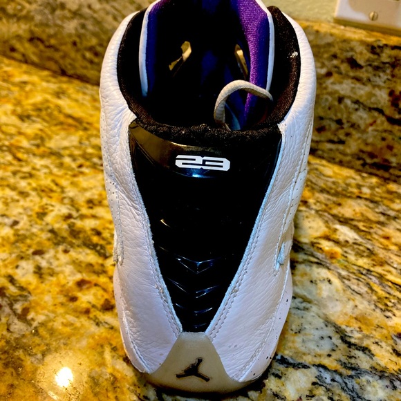 Jordan Basketball shoes. - Picture 3 of 4